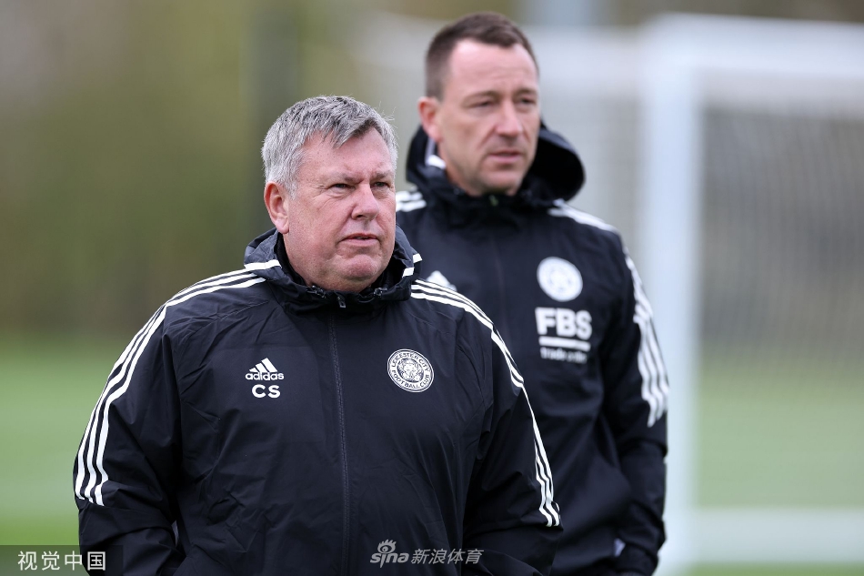 罗杰斯教练场边凝神布置战术，球员围聚聆听仿佛战场前的最后部署