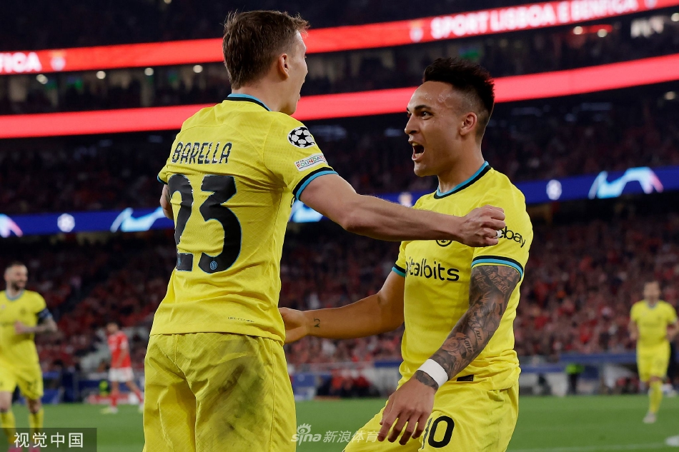 卢卡库主罚点球一蹴而就，随后与队友相拥庆祝锁定胜局