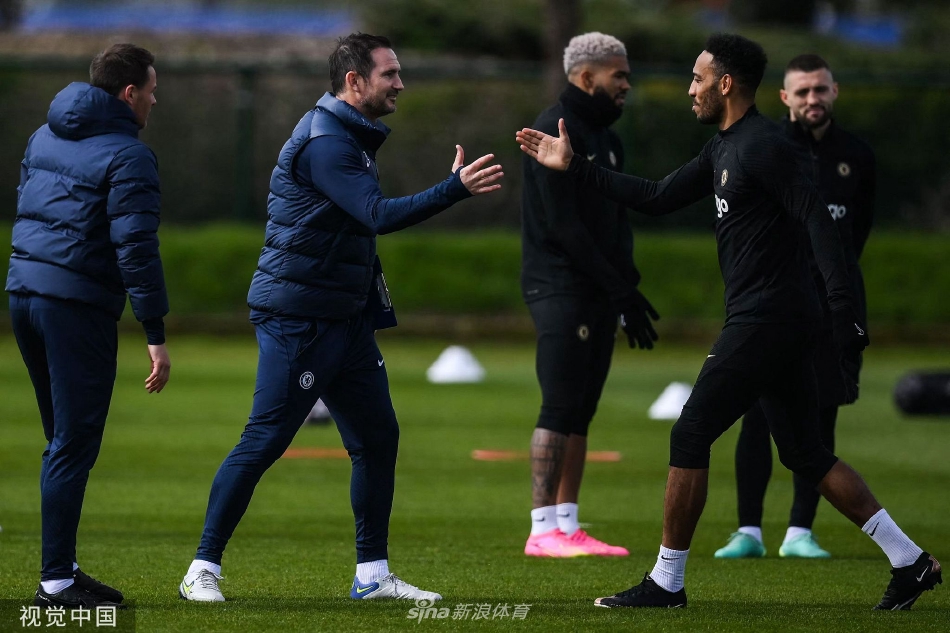 两位球员在训练中进行一对一对抗拼抢，肌肉贲张，竞争火花四溅