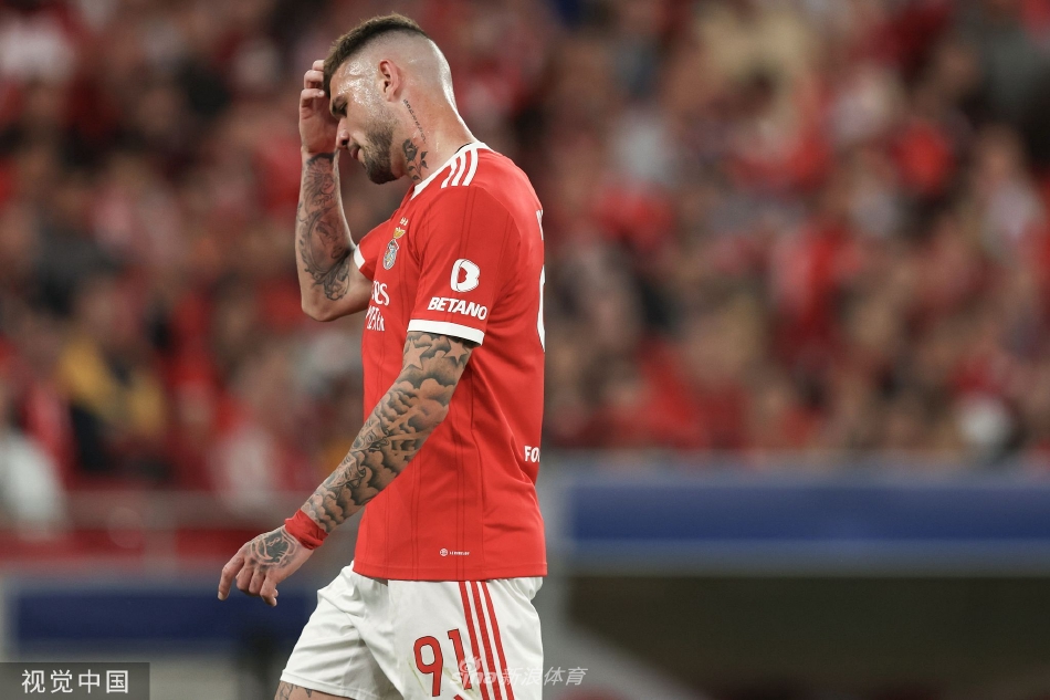 巴斯托尼左路送出精准传中，皮球划出美妙弧线飞向禁区后点