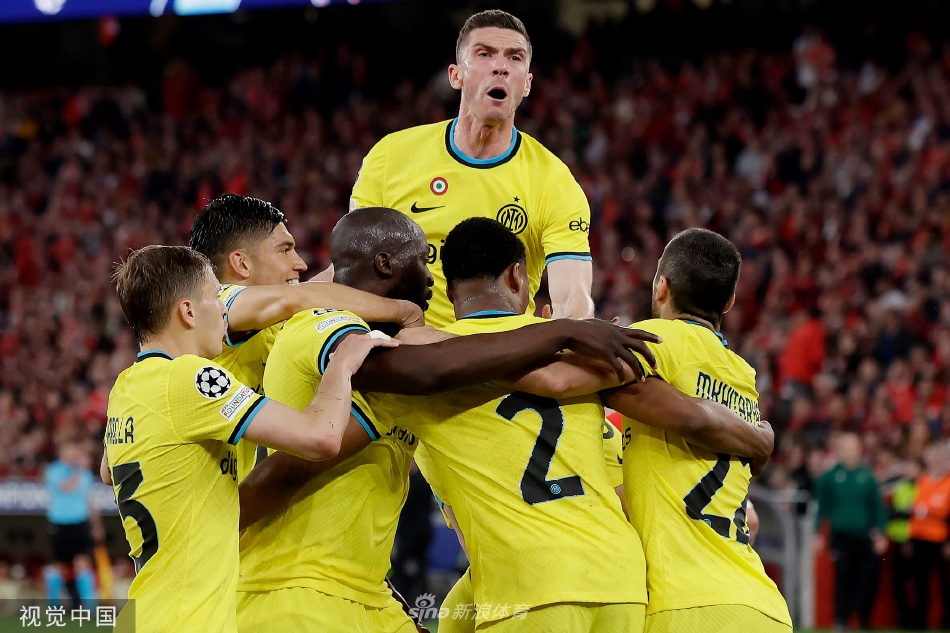 巴雷拉高高跃起头球攻门瞬间，本菲卡守门员鞭长莫及