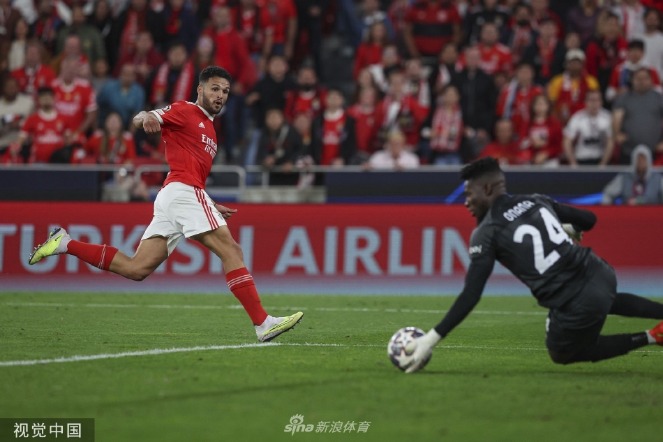 国际米兰全队赛后向远道而来的客队球迷致谢，共享胜利喜悦