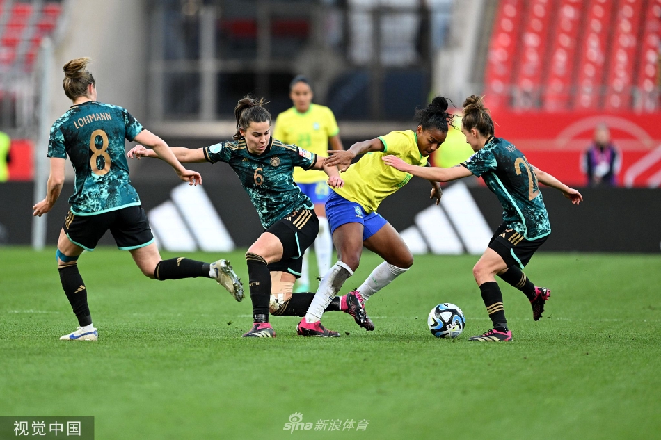 巴西队球员在防守中高高跃起，与德国队球员激烈争抢头球，展现了比赛高强度的身体对抗。