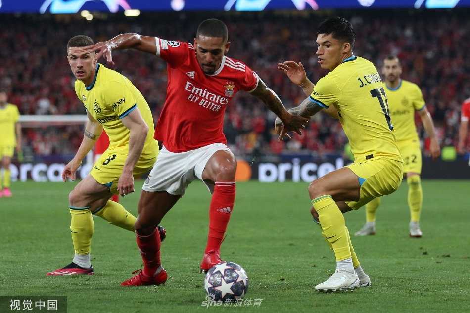 本菲卡球员在比赛失利后神情落寞，主场球迷陷入沉寂