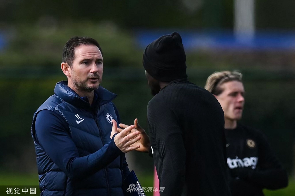 队员们围成一圈聆听指导，神情认真，团队凝聚力在专注的交流中升华