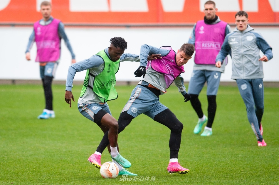 球员们围成一圈进行拉伸与热身，专注的神情预示着大战来临前的宁静与蓄力。