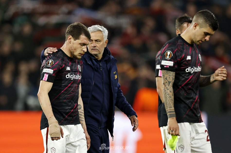 穆里尼奥站在场边神情严肃地注视赛场，陷入深思。