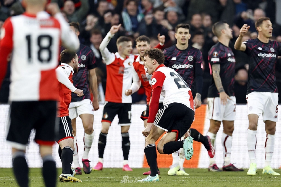 佩莱格里尼罚丢点球后跪地双手掩面，巨大的失望与懊悔之情溢于言表。