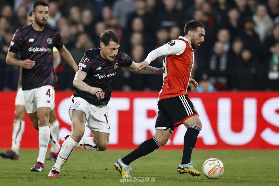 比赛结束后，费耶诺德全队紧紧相拥庆祝胜利，看台上是红色波浪般欢腾的主场球迷。