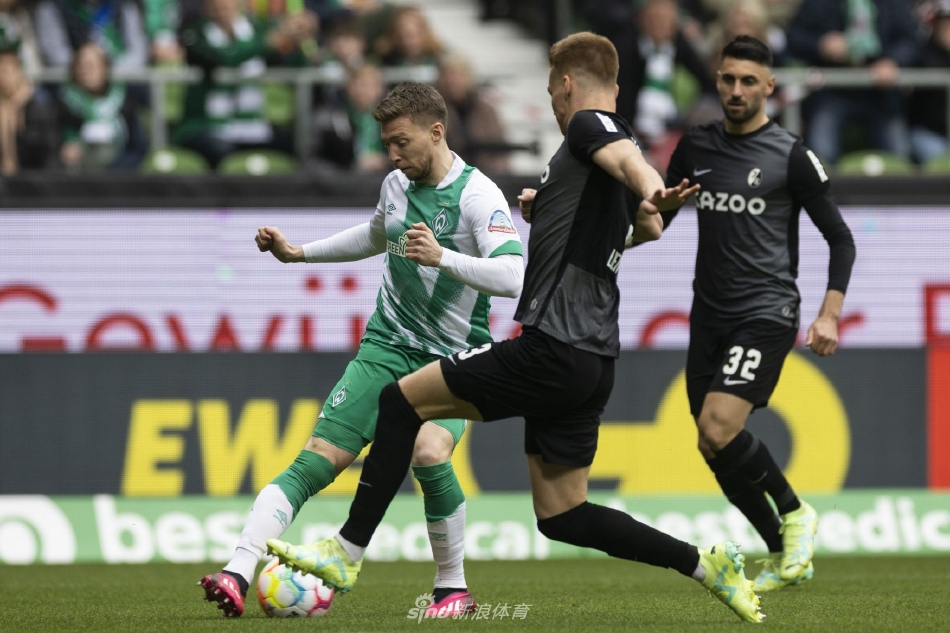 弗赖堡球员卢卡斯·霍勒高高跃起，力压防守队员，将球精准地顶入球网。