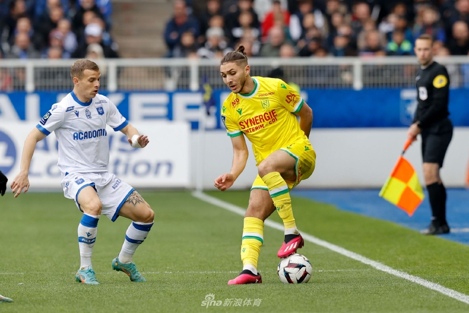 欧塞尔后卫在门线前飞身堵枪眼，用身体惊险挡出南特队势在必得的近距离爆射