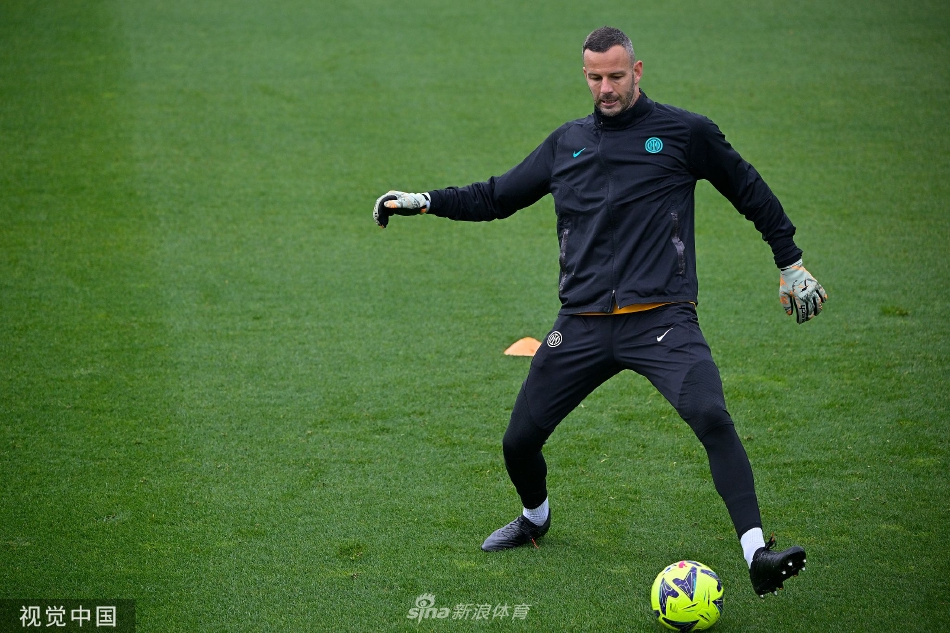 国际米兰球员在科莫训练基地进行高强度分组对抗练习，蓝黑条纹球衣在绿茵场上格外醒目。