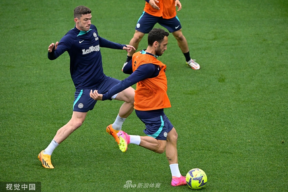 中场球员恰尔汗奥卢在训练中主罚任意球，皮球划出一道优美的弧线直挂球门死角。