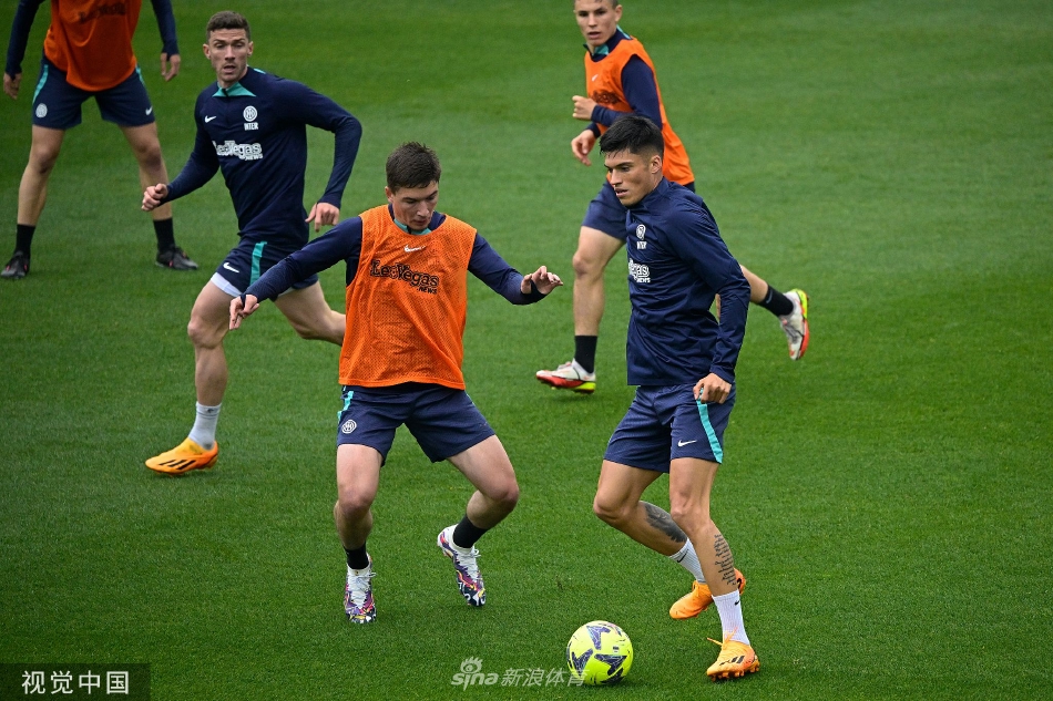 后卫巴斯托尼与队友进行一对一防守演练，全神贯注地盯防着持球进攻的队员。