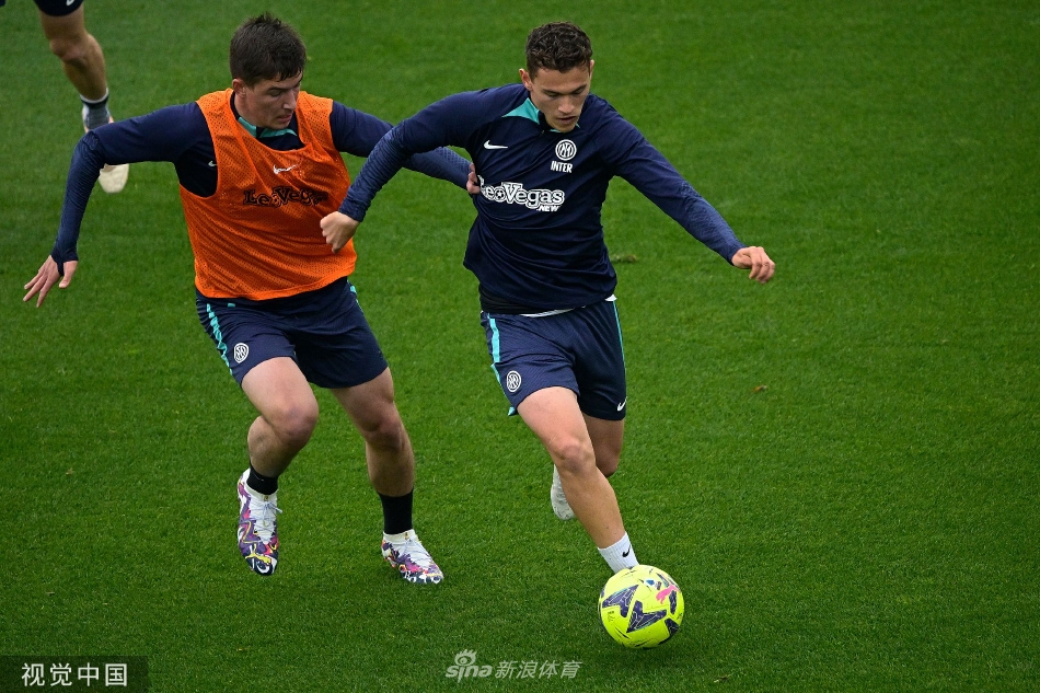 训练结束后，国际米兰球员们围成一圈互相鼓舞士气，展现出团结一致的球队精神与凝聚力。