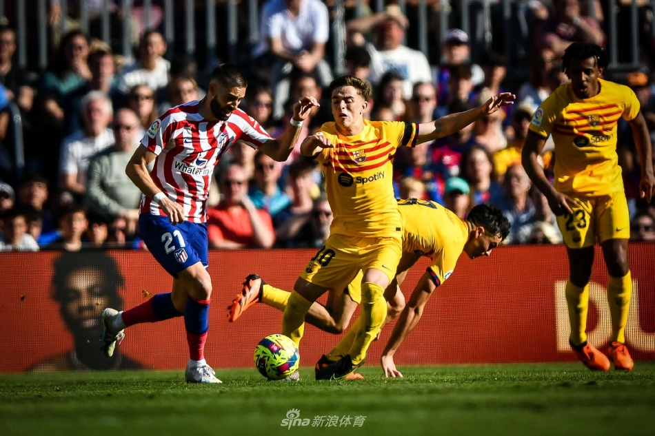 马德里竞技门将奥布拉克飞身侧扑，身体在空中完全展开，奋力封堵巴萨球员极具威胁的射门。