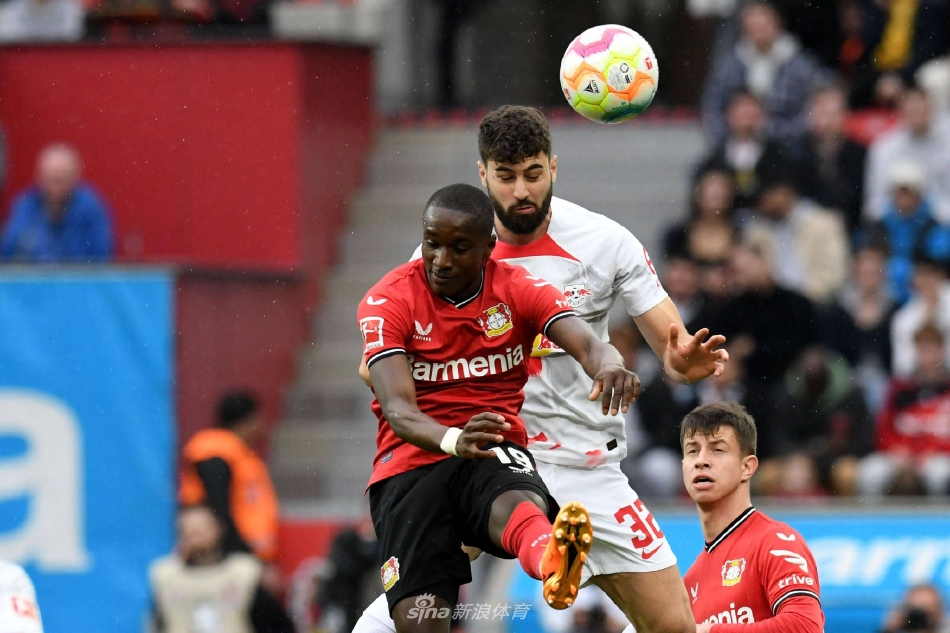 双方中场激烈争夺：勒沃库森与莱比锡的球员在草皮上寸土不让，展现了德甲比赛的高强度与对抗性