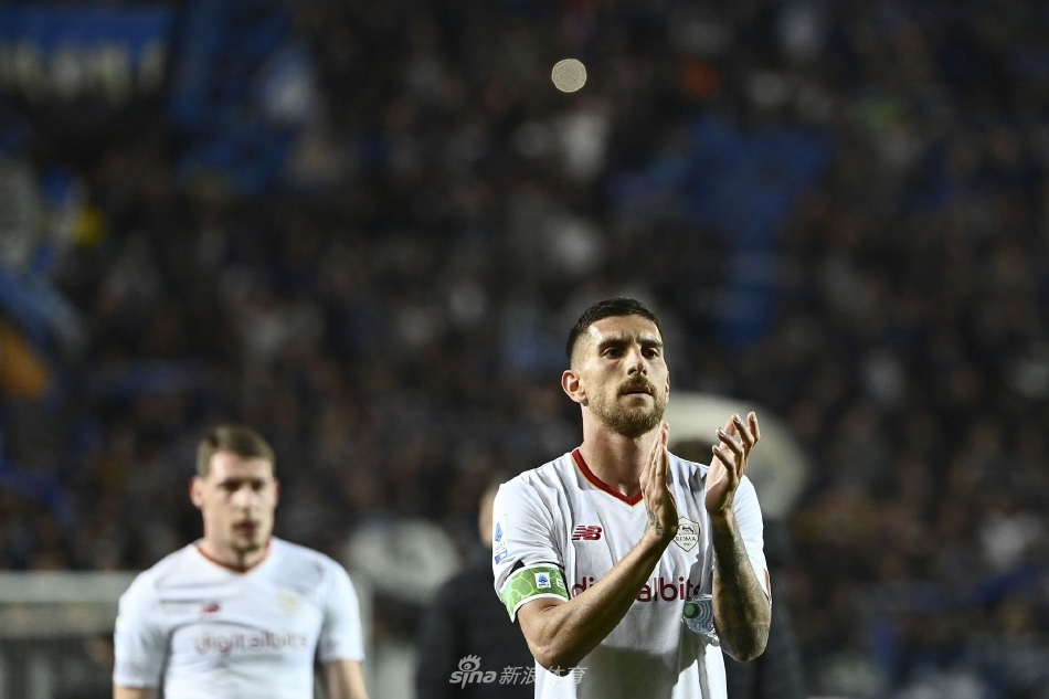 亚特兰大中场核心在比赛中带球突破，眼神锐利专注，两名罗马球员上前围抢，争夺瞬间紧张激烈。