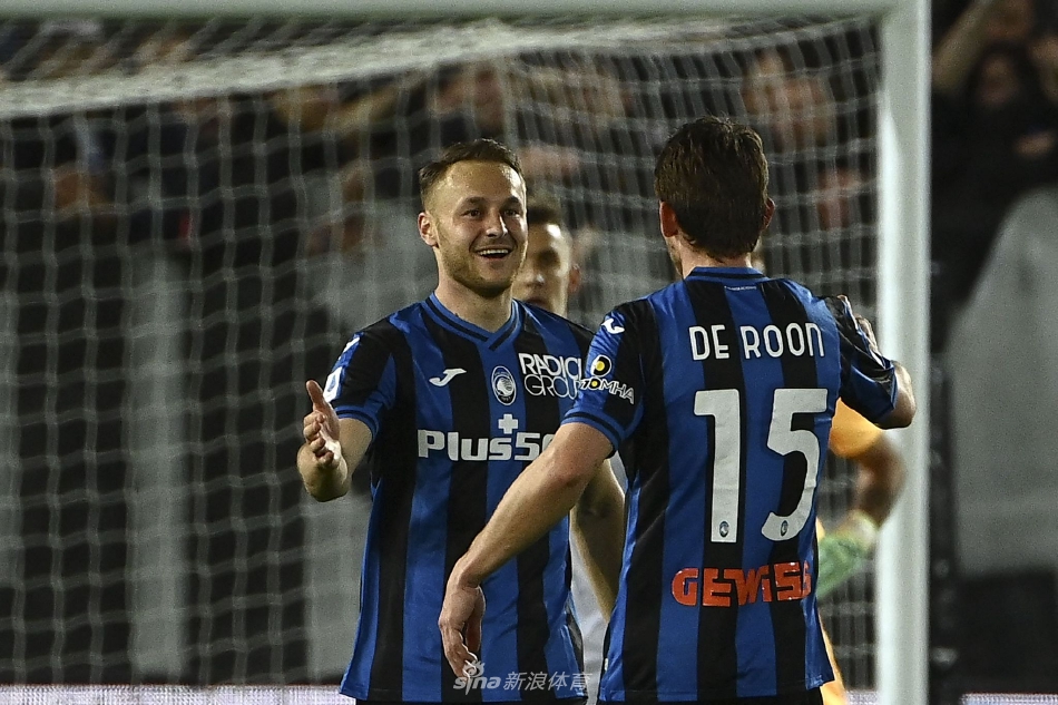 比赛结束后，亚特兰大球员手拉手走向主场球迷看台，鞠躬致谢，看台上掌声雷动，充满温情与胜利的喜悦。