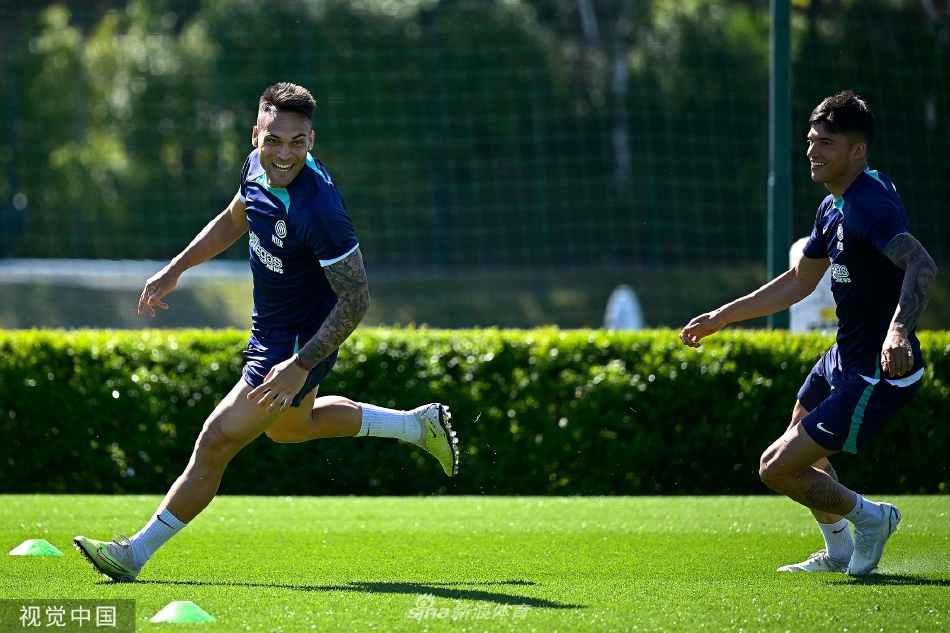 中场核心巴雷拉在训练中带球突破，眼神坚定，展现出球队发动机的掌控力。