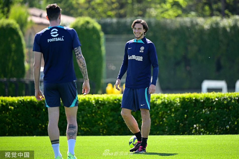 门将奥纳纳飞身扑救训练射门，舒展的身姿彰显其门前一流的反应与覆盖能力。