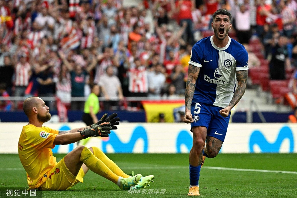 马洛卡门将飞身扑救，身体完全舒展，指尖堪堪触碰到皮球，上演惊险一幕。