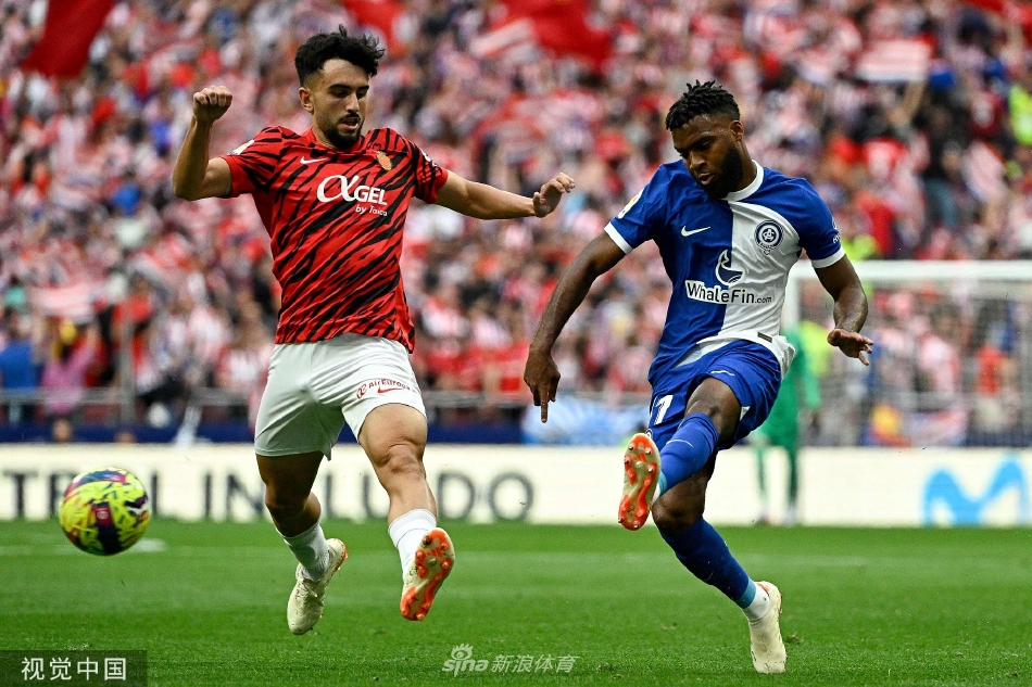 马竞核心球员被替换下场，接受全场观众起立鼓掌，向他的卓越表现致敬。