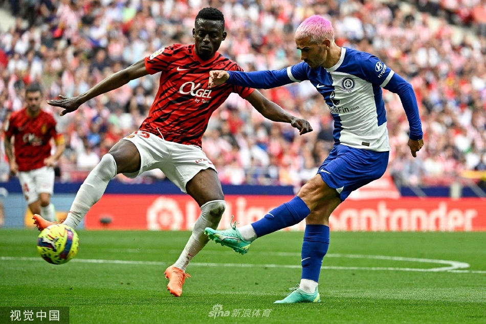 看台上浩瀚的马竞球迷海洋，挥舞旗帜营造出令人震撼的红白主场氛围。