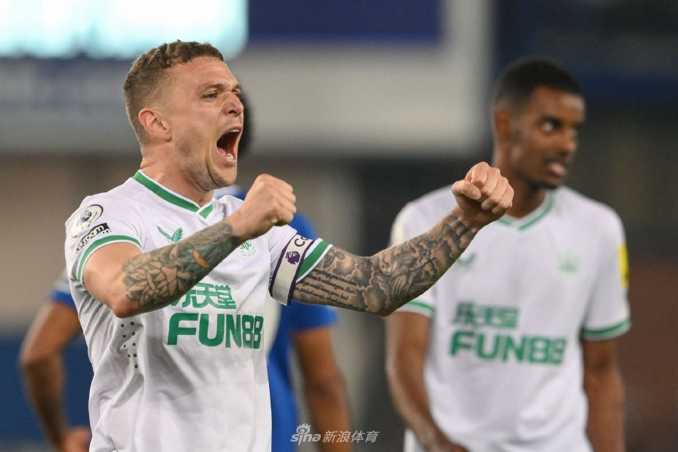 纽卡斯尔球员乔林顿力压埃弗顿防守队员头球争顶，阳光照射下肌肉线条与拼搏姿态尽显力量之美