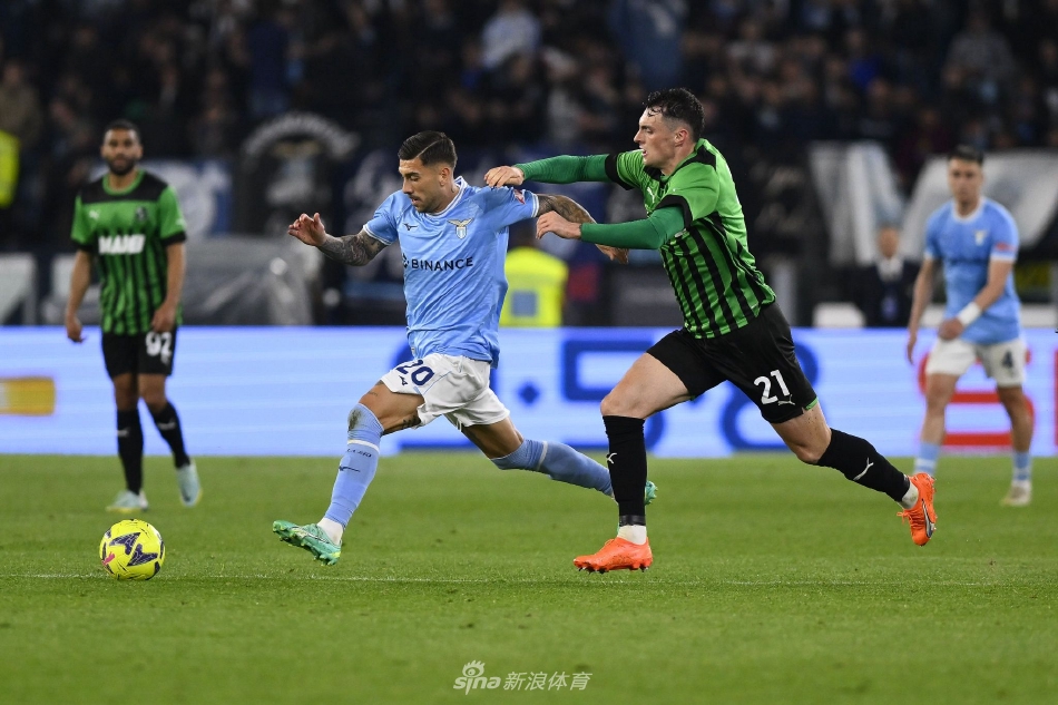 比赛陷入激烈缠斗，双方球员在中场区域寸土必争，身体对抗异常激烈。