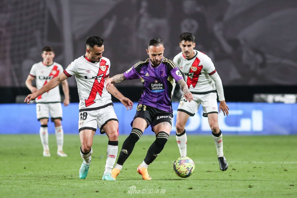 巴列卡诺进球功臣塞尔希奥·卡梅略张开双臂，在主场球迷山呼海啸中激情奔跑庆祝