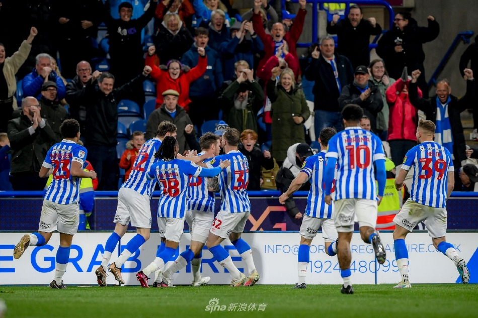 哈镇后卫在门线前惊险解围，谢菲联前锋抱头难以置信，门将紧紧抱住立功的后卫激动庆祝。