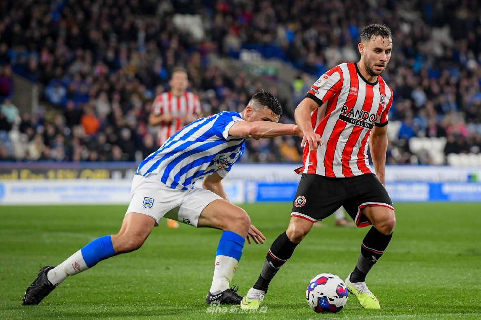 终场哨响，哈镇球员相拥跪地激情呐喊释放压力，替补席所有人冲入场内，整个球场陷入狂欢。