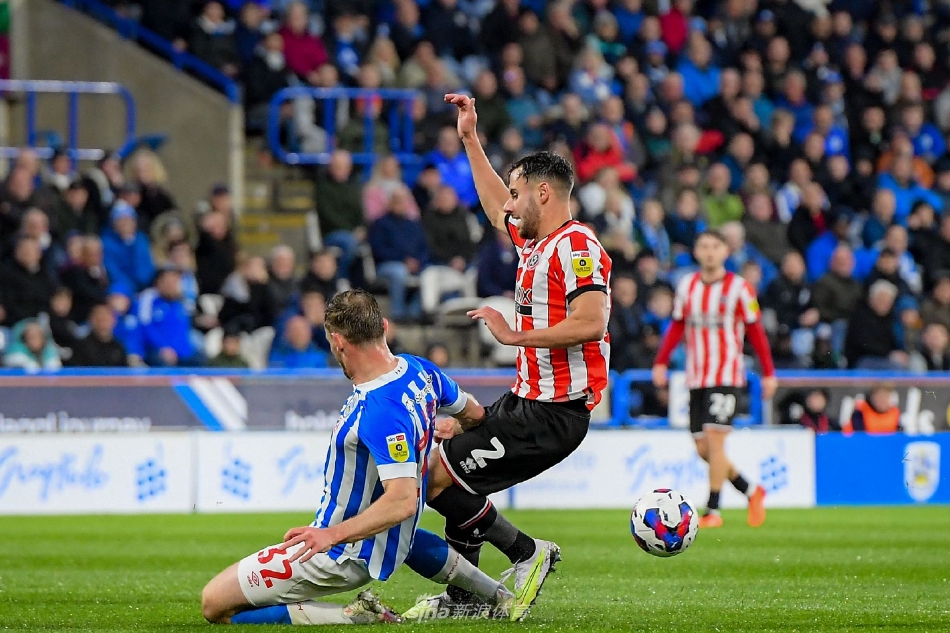 赛后哈镇球员手拉手走向主场看台，向不离不弃的球迷致谢，看台上星光点点，歌声嘹亮，充满温情与力量。