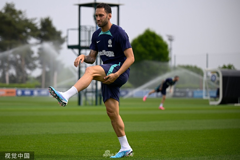 中场球员在教练指导下进行精准传接球训练，皮球在草皮上快速滚动，勾勒出严谨的战术路线。