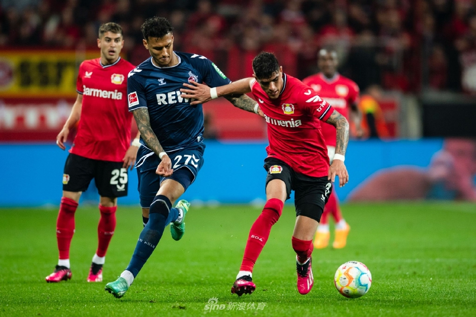 比赛最后时刻，勒沃库森球员近在咫尺的射门被科隆门将神勇扑出，引发门前一片混战