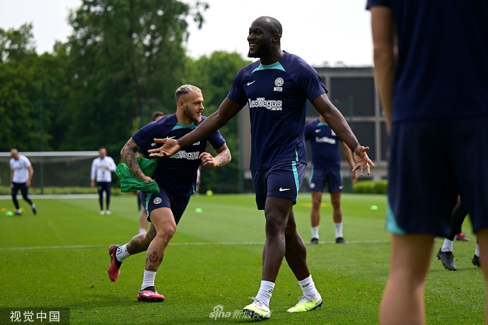 全队成员围成一圈进行训练前的动员，手臂紧紧搭在一起，象征着无间的团结与共同的决心。