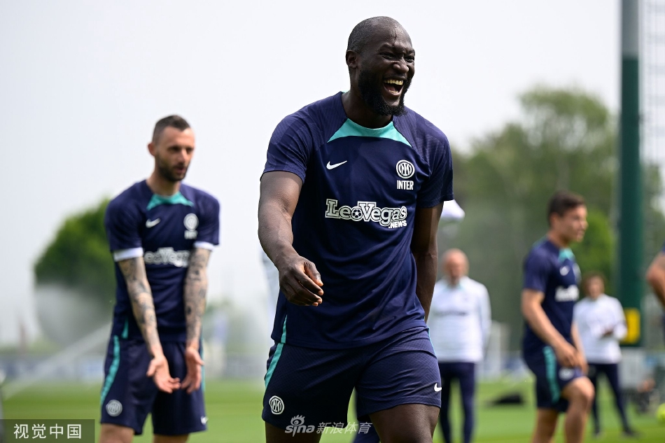 主教练西蒙尼·因扎吉在训练场边全神贯注，手拿战术板与助教深入交流，部署关键战役的每一处细节。