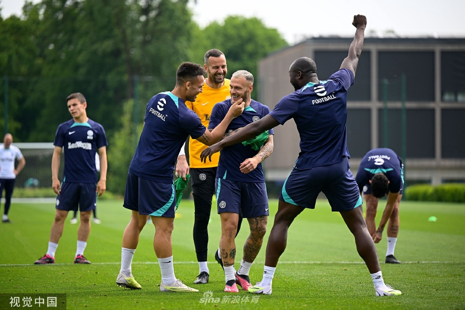 卢卡库与劳塔罗·马丁内斯在对抗训练中并肩作战，两人相视一笑，展现出锋线搭档之间十足的默契与信任。