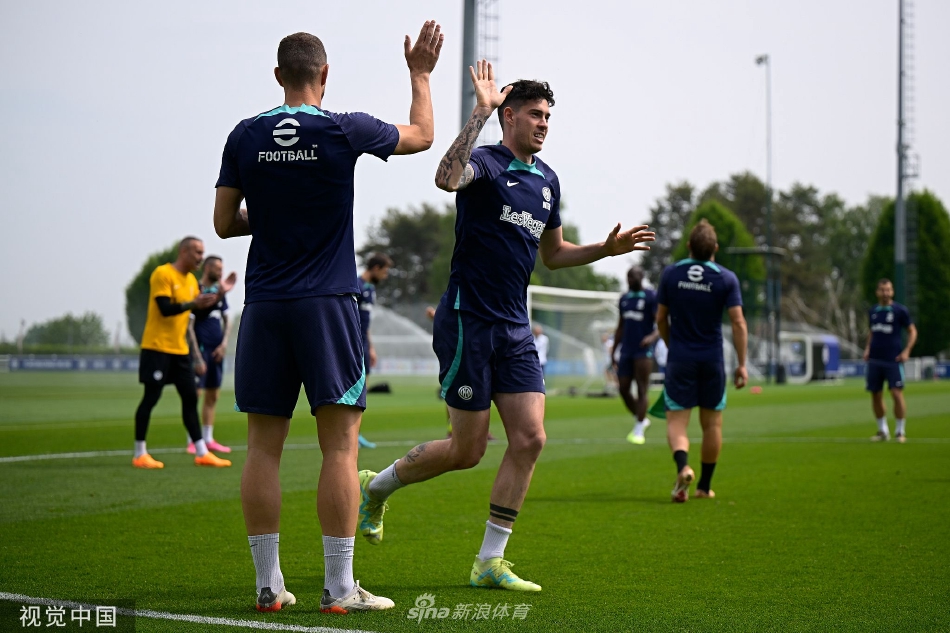 后防核心巴斯托尼在一次成功的防守后，与门将击掌相庆，展现出防线成员之间坚固的信任与协作精神。