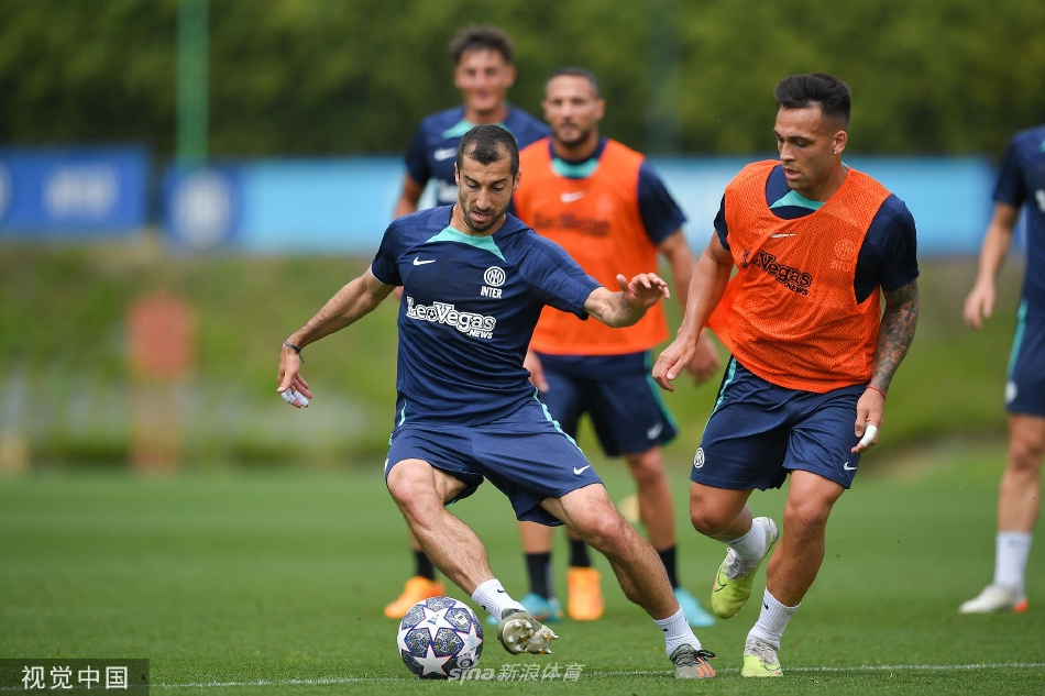 巴雷拉与恰尔汗奥卢在分组对抗中默契配合，两人相视一笑击掌庆祝，展现了中场双子星的完美连线。