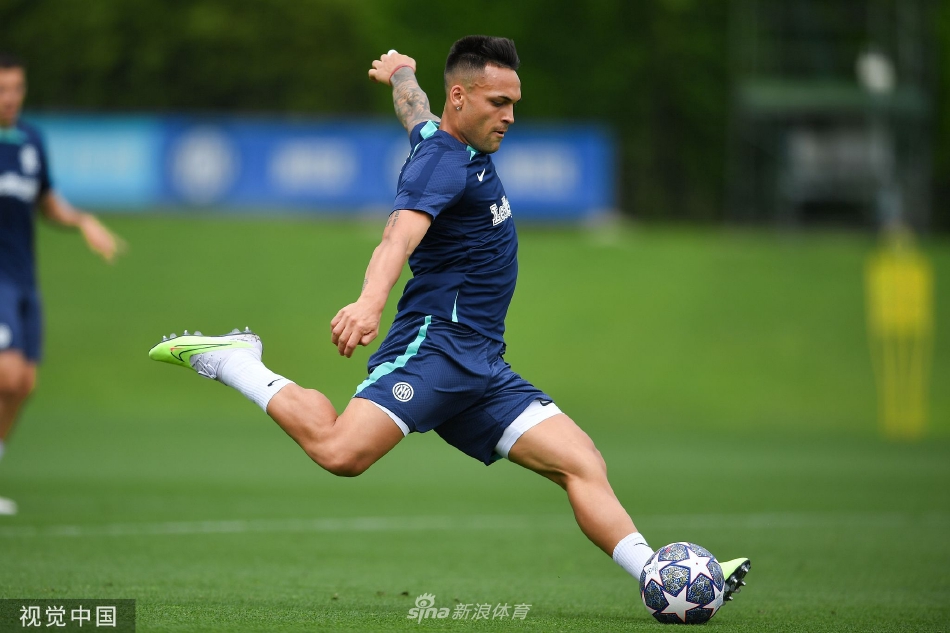 全队围成一圈进行训练后的拉伸与放松，众人手臂搭在彼此肩上，形成一个象征团结与凝聚力的蓝色圆圈。