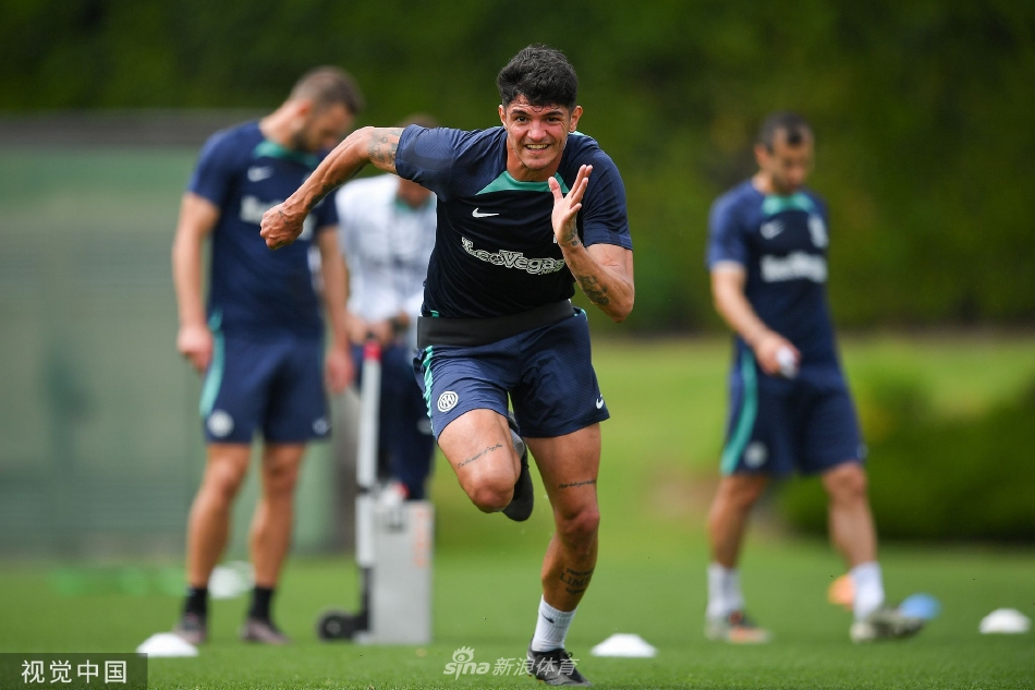 劳塔罗·马丁内斯在训练中起脚怒射，皮球如出膛炮弹般飞向球门，他的表情专注而充满力量。