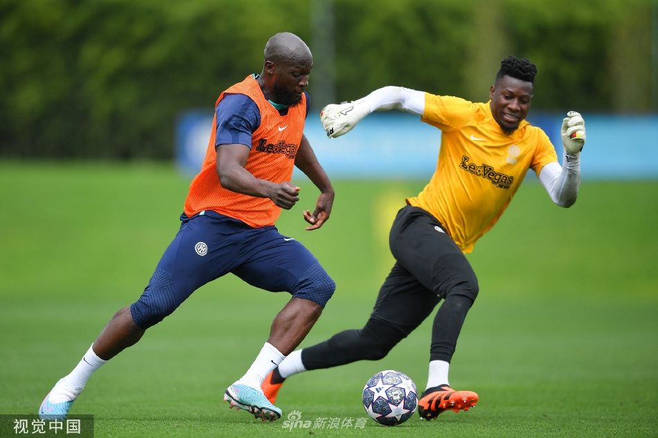 门将奥纳纳飞身跃起做出精彩扑救，身体完全舒展，指尖即将触碰到足球，身后是空旷的球门。