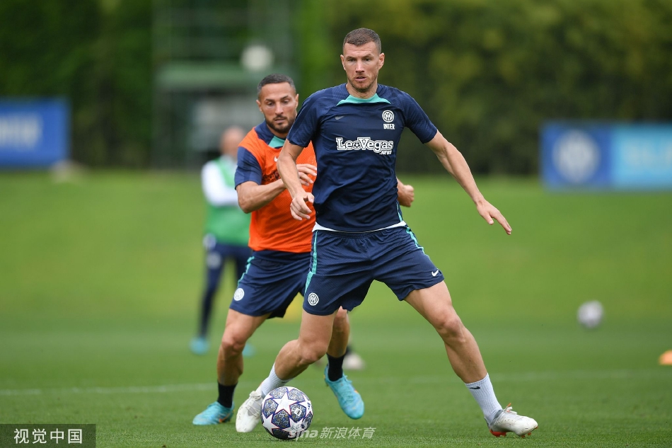 主教练小因扎吉手持战术板，在训练场中央向围聚的球员们激昂讲解着半决赛的战术部署与跑位要求。