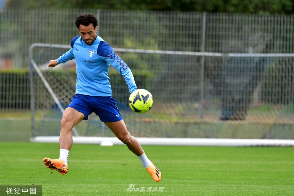 训练结束后球员进行放松交流，夕阳下身影勾勒出团队的默契与情谊