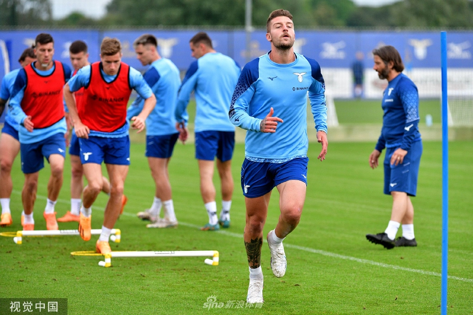 中场球员进行高强度拦截训练，飞身滑铲精准断下来球