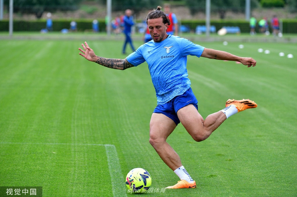 因莫比莱起脚劲射瞬间，皮球如出膛炮弹直飞球门死角