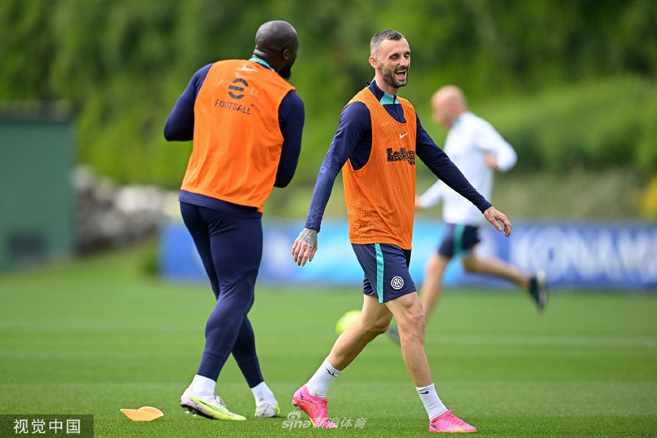 前锋劳塔罗·马丁内斯与队友进行一脚出球配合练习，默契十足眼神坚定