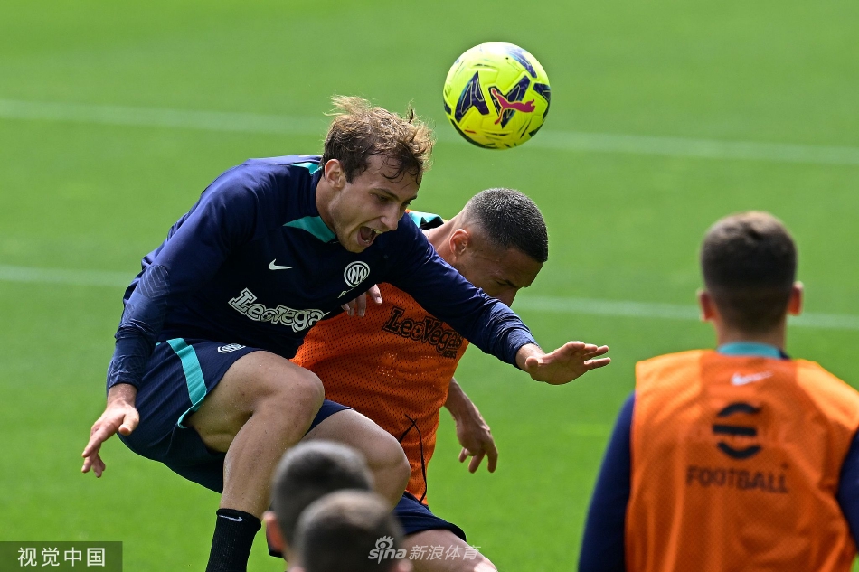 全队围成一圈进行训练后总结，手臂紧搭彼此肩头彰显无间的团队精神